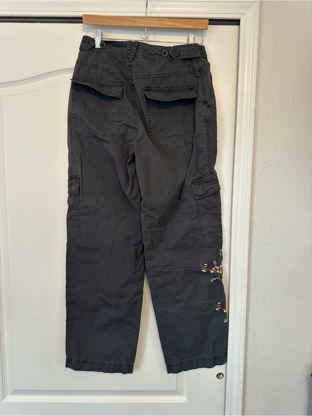 Sundance GORGEOUS EMBROIDERED gray cargo pants for women. Size 6 - Picture 4 of 7